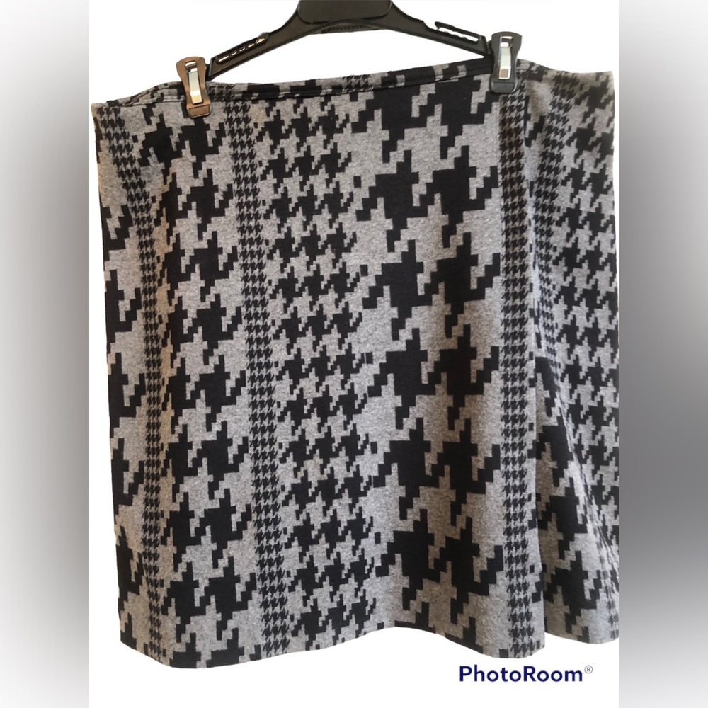 Studio Point Black and Gray Houndstooth Skirt